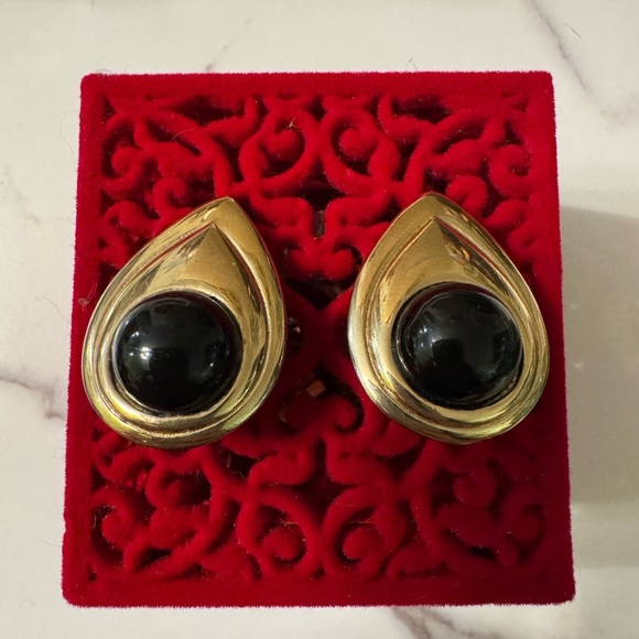 ⚜️3 for $30⚜️ Vintage Tear Drop Clip On Stud Earring (Black Cabochon) - Picture 3 of 9